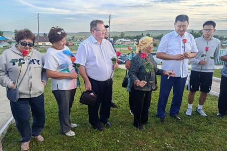 Преемственность поколений: Николай Коломейцев и Вячеслав Мархаев почтили память В.И. Ленина в забайкальском селе Зугалай