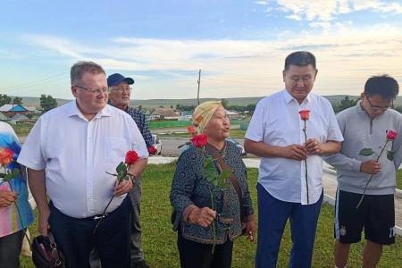 Преемственность поколений: Николай Коломейцев и Вячеслав Мархаев почтили память В.И. Ленина в забайкальском селе Зугалай