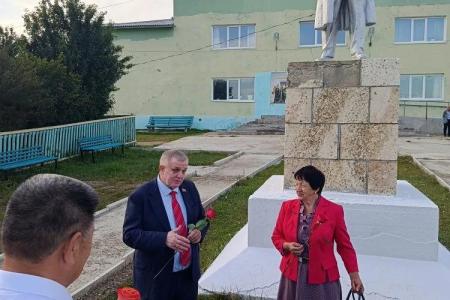 Преемственность поколений: Николай Коломейцев и Вячеслав Мархаев почтили память В.И. Ленина в забайкальском селе Зугалай