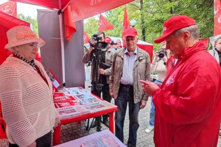 «Вперед в СССР!»: В Новосибирске состоялся фестиваль левой прессы «День Правды»