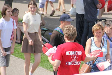 Спасение от зноя и тысячи улыбок: фирменные кепки КПРФ стали хитом Дня города в Иваново