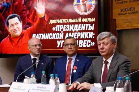 «Когда мы едины — мы непобедимы!»: Российский общественный комитет борется за свободу Николаса Мадуро