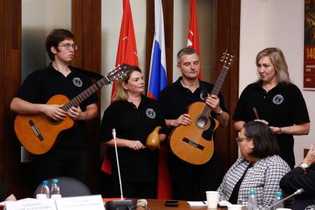«Когда мы едины — мы непобедимы!»: Российский общественный комитет борется за свободу Николаса Мадуро