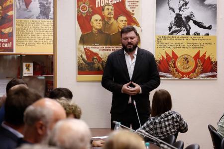 «Когда мы едины — мы непобедимы!»: Российский общественный комитет борется за свободу Николаса Мадуро