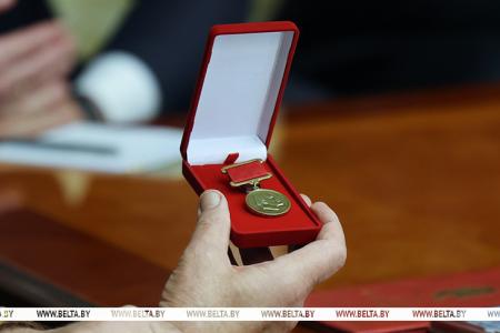 Геннадий Зюганов вручил Ленинскую премию ЦК КПРФ Александру Лукашенко
