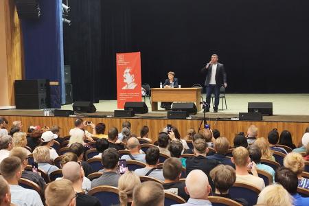 Аншлаг в Тюмени: Николай Бондаренко собрал полный зал в ДК «Железнодорожник»
