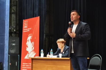 Аншлаг в Тюмени: Николай Бондаренко собрал полный зал в ДК «Железнодорожник»
