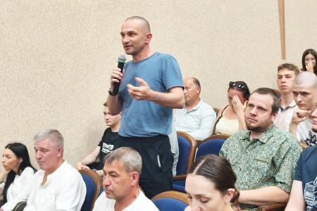 Аншлаг в Тюмени: Николай Бондаренко собрал полный зал в ДК «Железнодорожник»