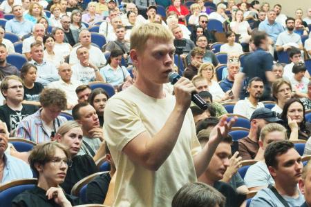 Аншлаг в Тюмени: Николай Бондаренко собрал полный зал в ДК «Железнодорожник»
