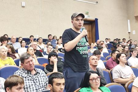 Аншлаг в Тюмени: Николай Бондаренко собрал полный зал в ДК «Железнодорожник»