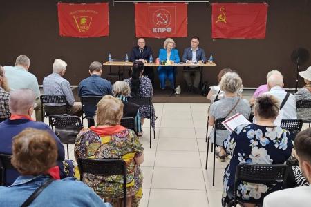 Нина Останина: Как здорово встретиться с товарищами из Приморья!