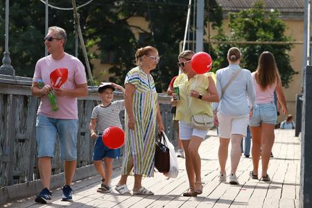 Спасение от зноя и тысячи улыбок: фирменные кепки КПРФ стали хитом Дня города в Иваново