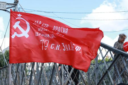 Спасение от зноя и тысячи улыбок: фирменные кепки КПРФ стали хитом Дня города в Иваново