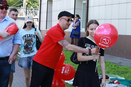 Спасение от зноя и тысячи улыбок: фирменные кепки КПРФ стали хитом Дня города в Иваново