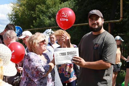 Спасение от зноя и тысячи улыбок: фирменные кепки КПРФ стали хитом Дня города в Иваново