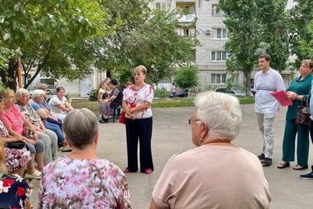 Ольга Алимова и депутат Саратовской городской Думы от КПРФ Владимир Новиков провели встречу с жителями