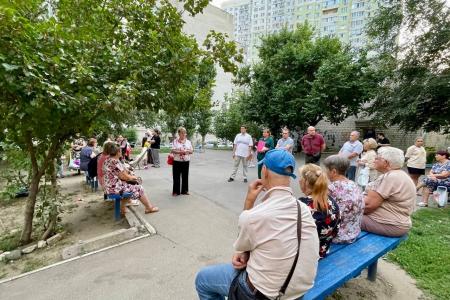 Ольга Алимова и депутат Саратовской городской Думы от КПРФ Владимир Новиков провели встречу с жителями