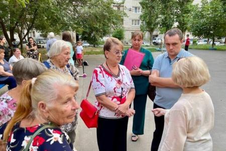 Ольга Алимова и депутат Саратовской городской Думы от КПРФ Владимир Новиков провели встречу с жителями