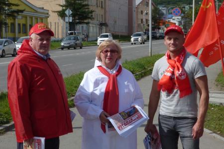 «Красные в городе»: Магаданские коммунисты представили горожанам Программу Победы КПРФ