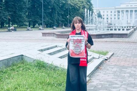 В Нальчике прошла серия одиночных пикетов с требованием возвращения представителей КПРФ в избирательный процесс