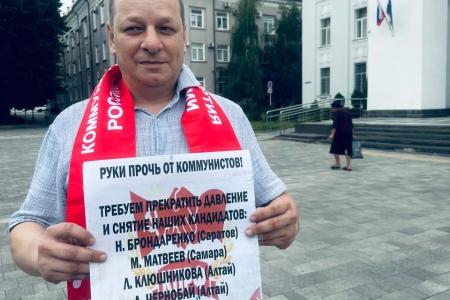В Нальчике прошла серия одиночных пикетов с требованием возвращения представителей КПРФ в избирательный процесс