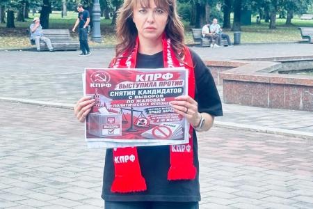 В Нальчике прошла серия одиночных пикетов с требованием возвращения представителей КПРФ в избирательный процесс