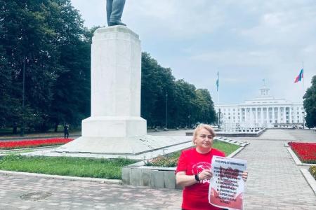 В Нальчике прошла серия одиночных пикетов с требованием возвращения представителей КПРФ в избирательный процесс