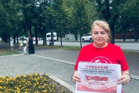 В Нальчике прошла серия одиночных пикетов с требованием возвращения представителей КПРФ в избирательный процесс