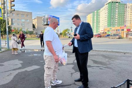 Юрий Балахонцев в Ленинском районе Ижевска провел уличный приём жителей Татар-базара