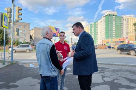 Юрий Балахонцев в Ленинском районе Ижевска провел уличный приём жителей Татар-базара