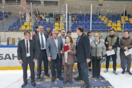 Руководитель фракции КПРФ в Мособлдуме Александр Наумов открыл хоккейный турнир, посвященный 88-летию города Ступино