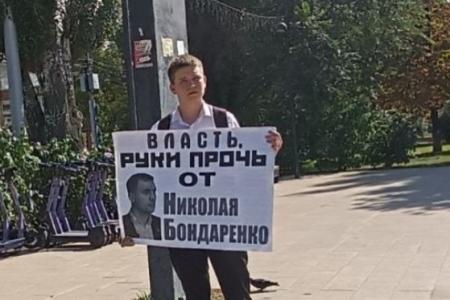 Саратовские коммунисты провели серию одиночных пикетов в поддержку кандидатов-коммунистов, которые сегодня сталкиваются с политическим давлением