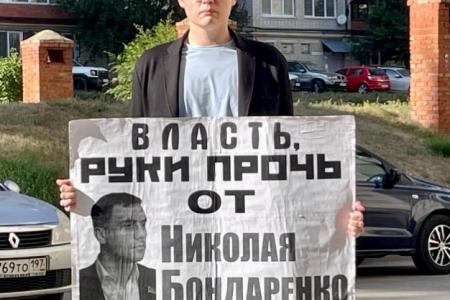 Саратовские коммунисты провели серию одиночных пикетов в поддержку кандидатов-коммунистов, которые сегодня сталкиваются с политическим давлением