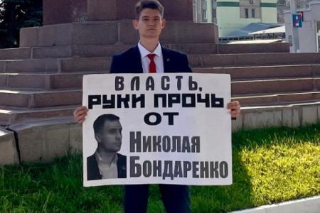 Саратовские коммунисты провели серию одиночных пикетов в поддержку кандидатов-коммунистов, которые сегодня сталкиваются с политическим давлением