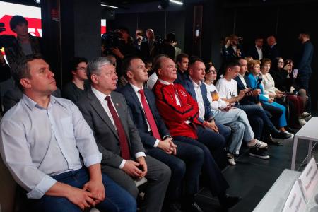 Геннадий Зюганов встретился с российскими блогерами и молодёжью в Москве