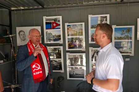 ДНР. В Донецке депутатом-коммунистом организована выставка, посвященная Кубе и Фиделю Кастро
