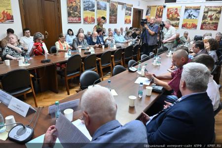 «Когда мы едины — мы непобедимы!»: Российский общественный комитет борется за свободу Николаса Мадуро