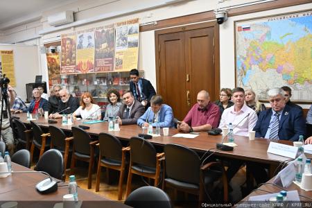 «Когда мы едины — мы непобедимы!»: Российский общественный комитет борется за свободу Николаса Мадуро