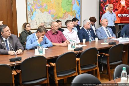 «Когда мы едины — мы непобедимы!»: Российский общественный комитет борется за свободу Николаса Мадуро