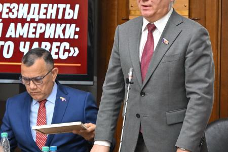 «Когда мы едины — мы непобедимы!»: Российский общественный комитет борется за свободу Николаса Мадуро