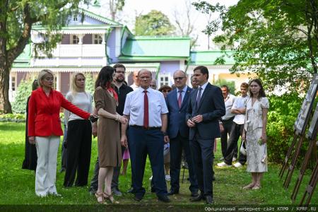 Геннадий Зюганов посетил музей-усадьбу Спасское-Лутовиново
