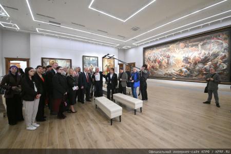 Под Красным знаменем истории: Геннадий Зюганов и депутаты КПРФ посетили в Москве картинную галерею Василия Нестеренко