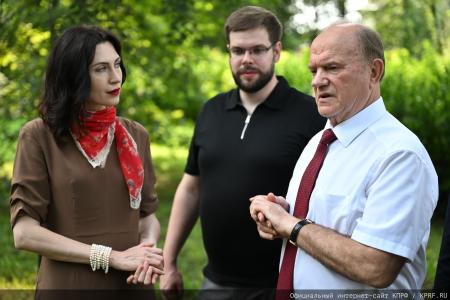 Геннадий Зюганов посетил музей-усадьбу Спасское-Лутовиново