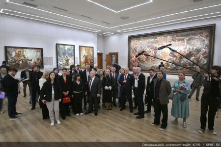 Под Красным знаменем истории: Геннадий Зюганов и депутаты КПРФ посетили в Москве картинную галерею Василия Нестеренко