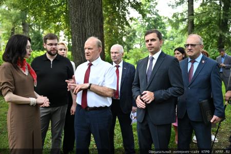Геннадий Зюганов посетил музей-усадьбу Спасское-Лутовиново