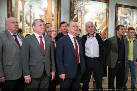 Под Красным знаменем истории: Геннадий Зюганов и депутаты КПРФ посетили в Москве картинную галерею Василия Нестеренко