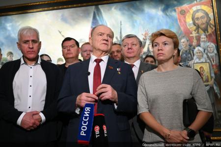 Под Красным знаменем истории: Геннадий Зюганов и депутаты КПРФ посетили в Москве картинную галерею Василия Нестеренко