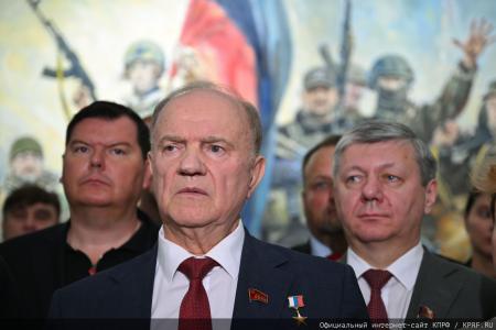 Под Красным знаменем истории: Геннадий Зюганов и депутаты КПРФ посетили в Москве картинную галерею Василия Нестеренко