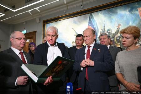 Под Красным знаменем истории: Геннадий Зюганов и депутаты КПРФ посетили в Москве картинную галерею Василия Нестеренко