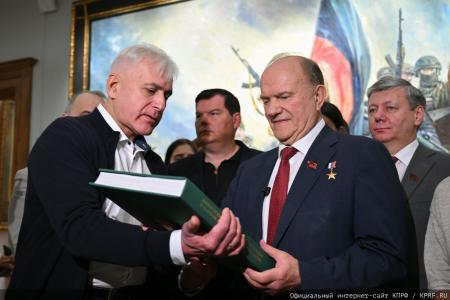 Под Красным знаменем истории: Геннадий Зюганов и депутаты КПРФ посетили в Москве картинную галерею Василия Нестеренко